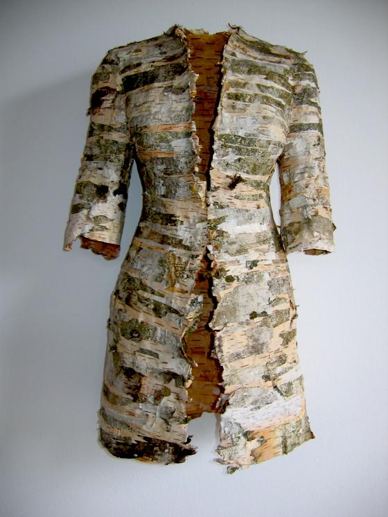 Was man aus Holz aus alles machen kann: Rinden-Mantel von Charlotte Vögele. Foto: VA