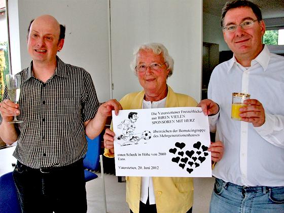2.000 Euro kamen beim Freizeitkickerturnier zusammen, das Geld bekommt die Bernsteingruppe des MGH.	Foto: privat