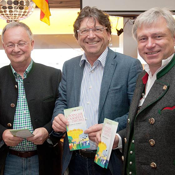 Bürgermeister Albert Hingerl (Mitte) stellte zusammen mit dem Festwirt Bernd Furch (rechts) und Ludwig Schweiger von der Brauerei Schweiger das Fest- programm für das Poinger Volksfest vor.			Foto: VA