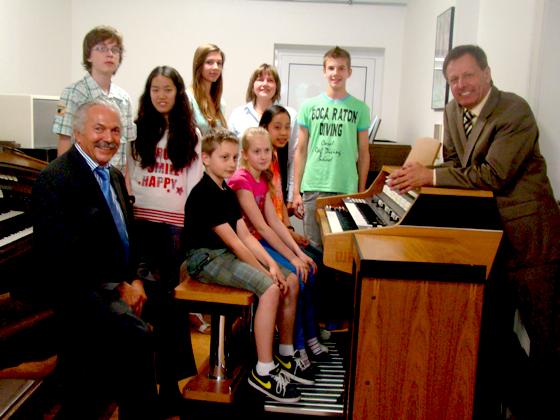 Bürgermeister Zeitler und Alois Piterna mit Schülern der Musikschule.	Foto: VA