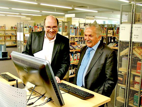 Bürgermeister Rolf Zeitler war begeistert von den neuen Möglichkeiten der Bücherei.	Foto:VA