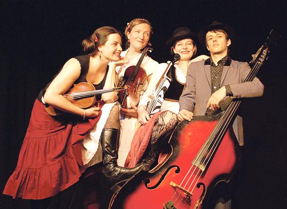 Drei Frauen, drei Stimmen, drei Geigen und ein Mann am Kontrabass  das sind Zwirbeldirn.	Foto: VA