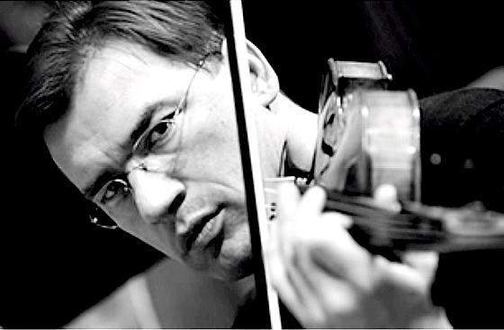 Klaus-Peter Werani zeigt interessante Seiten seines Instruments, der Viola.	Foto: VA