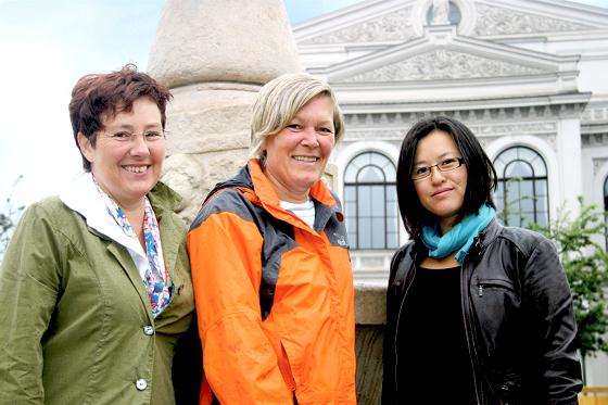 Susanne Küppers, Petra Wucher und Susann Ahn (v. l.) wollen Interessierten beim »Streifzug Gärtnerplatz« das Viertel näher bringen.	Foto: scy