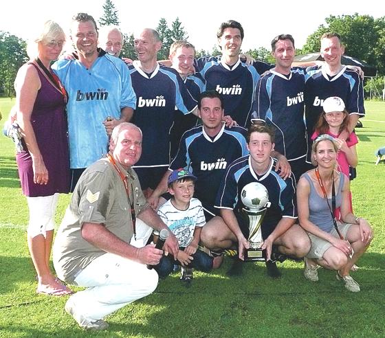 Vereinsvorsitzender Klaus Heun (l.) mit den Gewinnern des Fußball-Cups aus dem Jahr 2010.	Foto: VA