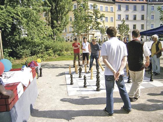 Bis zum 25. August findet sich jeden&#8200;Samstag ein Schachspieler des FC Bayern am Freiluft-Schachspiel zu einer munteren Partie ein. 	Foto: VA