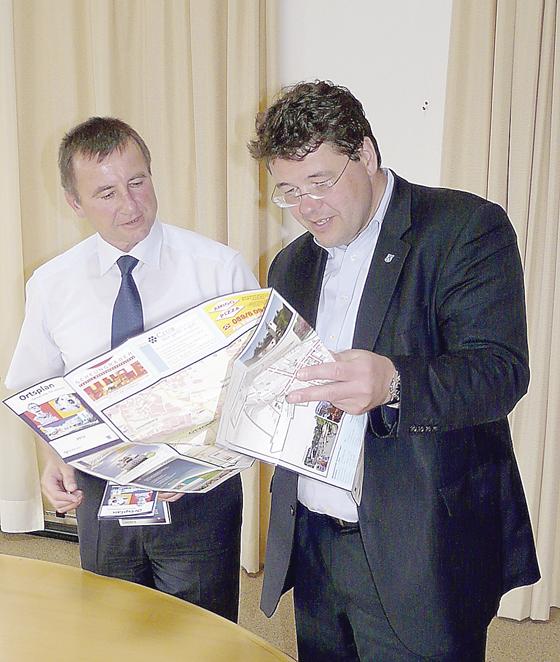 Eduard Reinbacher (links) übergab Bürgermeister Thomas Loderer den neuen Ortsplan.	Foto: Gemeinde
