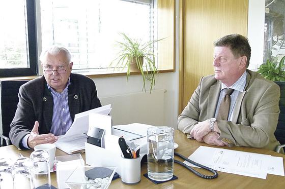Bürgermeister Klaus Stallmeister (rechts) und Seniorenreferent Konrad Friedrich gehören beide selbst schon zur Senioren-Zielgruppe.	Foto: bb