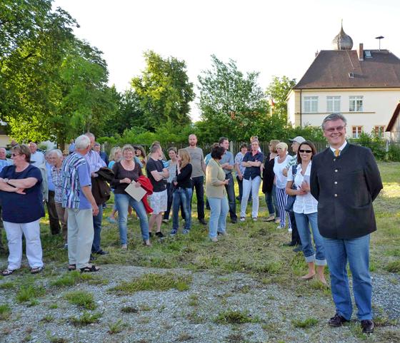 Auch auf dem Fütterer-Grundstück beriet sich Rainer Schneider mit den Bürgern.	Foto: bb