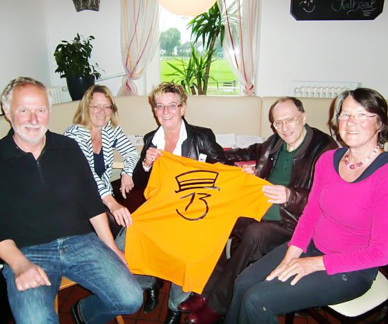 BA-Vorsitzende Pilz-Strasser (2. von links) und das Organisationsteam (von links): Roland Krack, Karin Vetterle, Berndt Hirsch und Eva Schneider mit einem T-Shirt mit »13er«-Logo, das alle Helfer an den Kulturtagen tragen werden. Foto: ikb