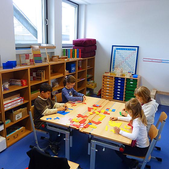 Im Mathestudio lernen die Kinder spielerisch, mit den Grundrechenarten umzugehen. Foto: Stadt