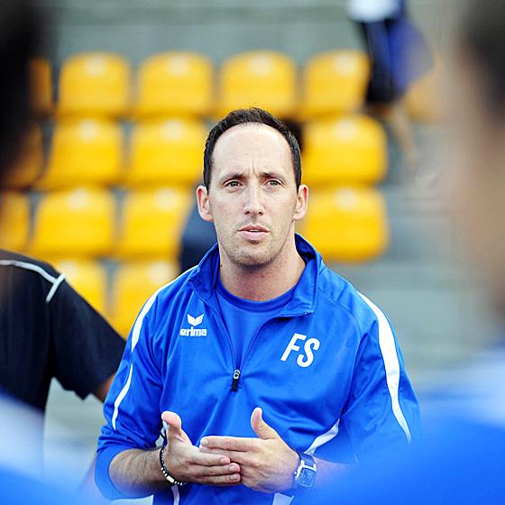 Trainer Franco Simon will die Ottobrunner Fußballer weiter nach vorne bringen.	Foto: Schunk