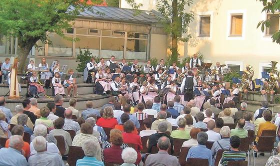 Die Musiker der Blaskapelle schätzen den Schulhof wegen seiner guten Akustik. Foto: VA