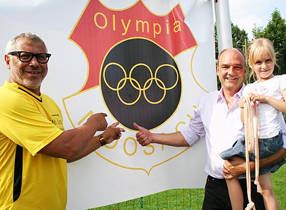 Ex-Fußball-Profi Jimmy Hartwig (links) besuchte den FC Olympia Moosach und Vereinschef Walter Forster. Der will den Commerzbank-Pott gewinnen. Foto: ws
