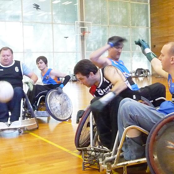 Beim Low Point Turnier kämpfen Spieler mit besonders schwerer Behinderung. Körperkontakt ist verboten, Rollstuhlkontakt aber nicht. Foto: VA