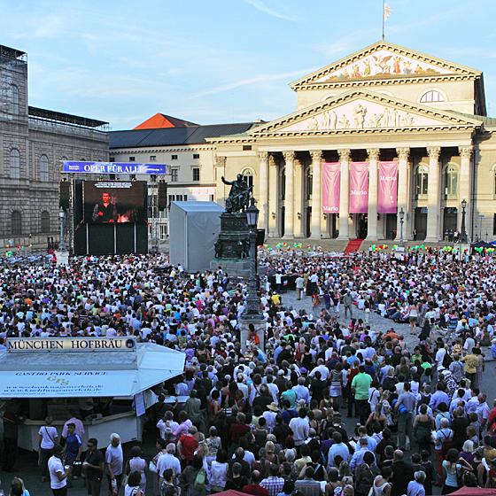 Bildunterschrift(en): Bei besonderer Open-Air-Atmosphäre kommen Opernfans auf ihre Kosten.	Foto: Bayerische Staatsoper