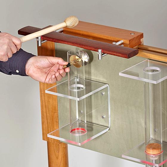 Resonatoren sind natürliche Klangverstärker. Wie unterschiedlich diese funktionieren, kann man mit einer verschiebbaren Klangplatte aus Holz (Xylophonton) feststellen. Foto: Münchner Stadtmuseum
