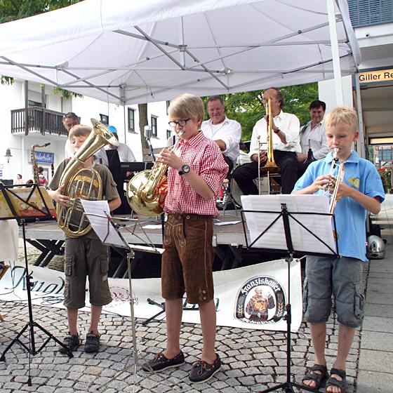 Die jungen Nachwuchs-Musiker »konkurrierten« mit der Veterinary Street Jazz Band um den Applaus der Zuhörer. Foto: hol