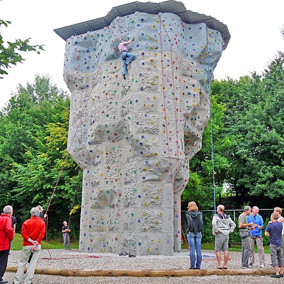 Bürgermeister Dr. Jörg Pötke bezwang den neu aufgestockten Kletterturm des Deutschen Alpenvereins im Sportpark in Taufkirchen.	Foto: Kohnke