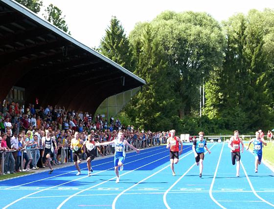 Herausragend war die Leistung des 16-jährigen Dimitri Antonov aus Fürth über 100 Meter. Mit 10,90 Sekunden war er auf der neuen blauen Bahn schneller als die Männer. Im Finale verhinderte sein vorzeitiger Jubel sogar eine noch schnellere Zeit. Foto: bb