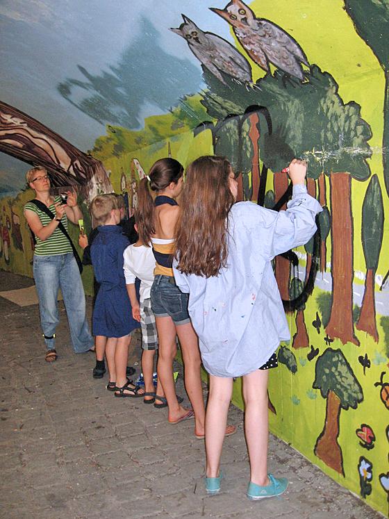 Mädchen und Buben gestalteten vor Kurzem den Kapuziner-Tunnel, nachdem die Wände mit Graffitis verschmiert worden waren. Foto: Privat