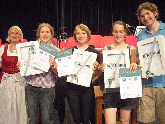 Vier Teilnehmer des zweitplatzierten Teams, die »Arbeitsradler«, bei der Preisverleihung mit Garchings Bürgermeisterin Hannelore Gabor (links). Foto: Stadt