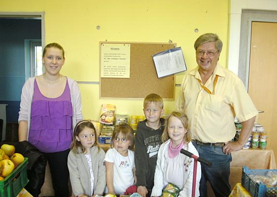 Die Kindergartenkinder besuchten Peter Möws von der Kirchheimer Tafel im Juz. Foto: privat