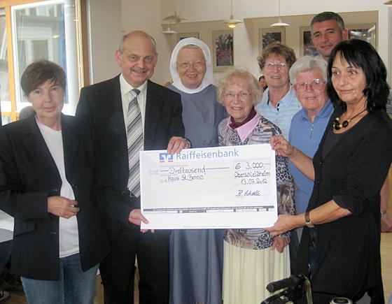 Viele haben geholfen, so kamen 3.000 Euro für wohnungslose Menschen zusammen. Foto: VA