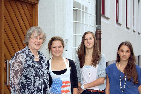 Die 14 Jahre alten Schülerinnen Verena Groiß, Eleonore Stahl, beide aus Thalkirchen und Lara Hartenstein aus Ottobrunn (von links) lassen ihre Schulleiterin Maria Menth nur ungern gehen. Foto: js