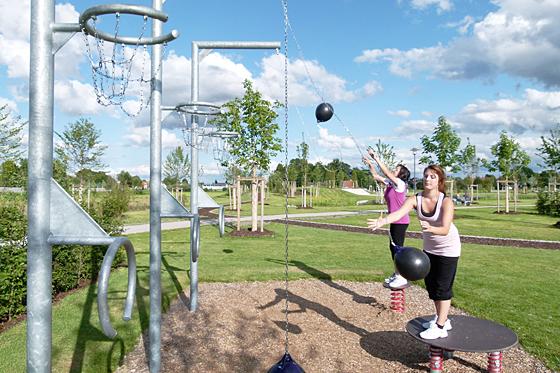 Sarah (rechts) und ihre Mutter Anita Hempel wohnen seit einem Jahr in Hallbergmoos und sind begeistert vom Sportpark. Foto: bb