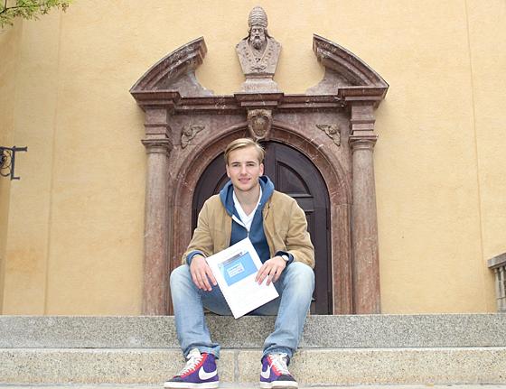 Abiturient Julian Leberzammer hat für seine Seminararbeit über Schwabing den ersten Preis der Bürgerstiftung München bekommen. Foto: scy