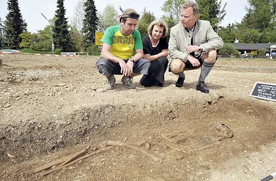 Grabungsleiter Stefan Biermeier erklärte Gemeinderätin Uschi Kneidl und  Bürgermeister Jan Neusiedl die Funde. Foto: Schunk