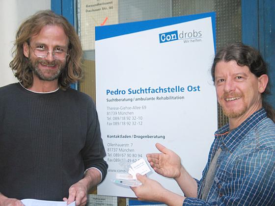Drogenberater Otto Paetsch und Thomas Krahe von Condrobs bieten Spritzbesteck für Drogenabhängige. Foto: aha
