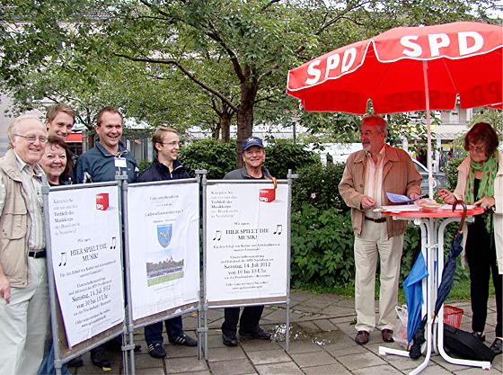 Die SPD Neubiberg sammelte erfolgreich Unterschriften für den Erhalt des Luftwaffenmusikkorps 1 am Ort. Foto: Ina Berwanger