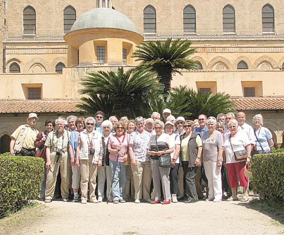 Die Reisegesellschaft im Kreuzgang des Normannendoms von Monreale bei Palermo. Foto: Günter Kießling