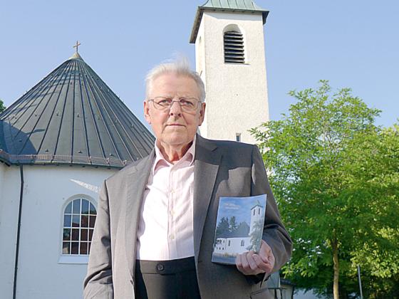 Pfarrer i. R. Anton Zawadke zeigt den neuen Kirchenführer. Foto: Franz Stepan