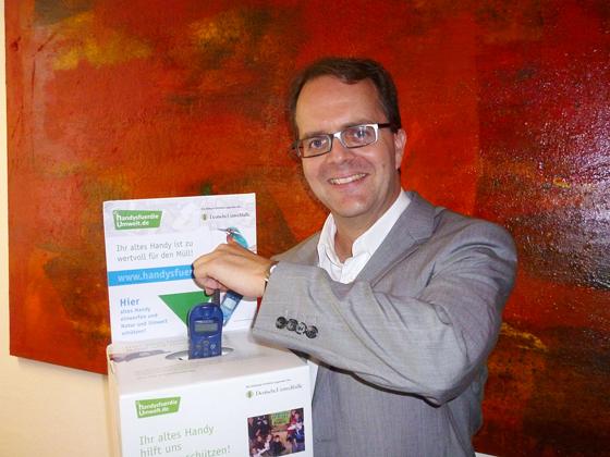 Landtagsabgeordneter Markus Rinderspacher entsorgt ein altes Handy. Foto: Privat