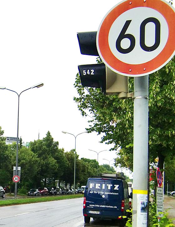 Zeichenwirrwarr an der Effner- auf Höhe der Odinstraße: Rechts 60, links 30.	Foto: hgb