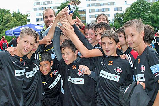 Das Juniorenteam des TSV Grünwald freute sich über seinen ersten Pokal.	Foto: VA