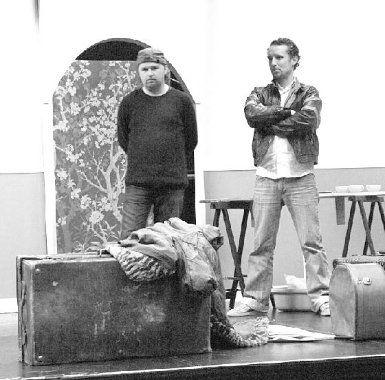 Szene aus 3 Night with Madox: Leuchtturmwächter (Daniel Beaver) und Taxifahrer (Julian Powell). Foto: Verein
