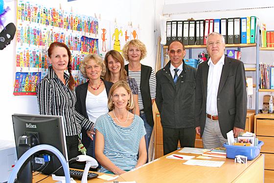 Brigitte Tohanean-Knall (l.), Stefanie Horten (2. v. l.) und Margit Napieralla (vorne) leiten nun die Ebersberger Stadtbücherei.	Foto: Stadt Ebersberg