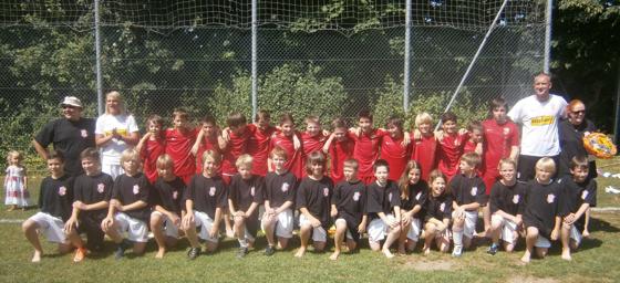 Die zwei erfolgreichen Jugendmannschaften des TSV Neubiberg, die ihr jeweils den ersten Tabellenplatz am Ende der Saison für sich beanspruchen konnten: D1-Junioren und E1-Junioren. 	Foto: VA