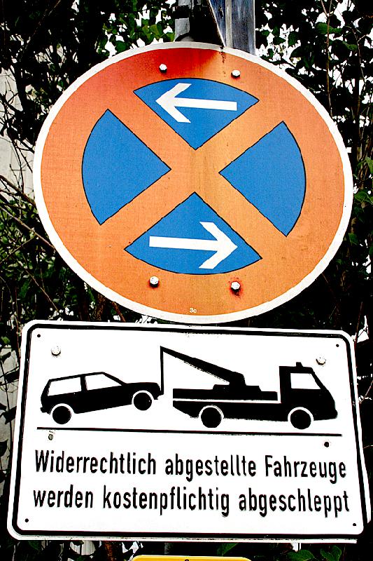 Parkende Autos werden in diesem Teil der Riesenfeldstraße neuerdings abgeschleppt, was die Anwohner sehr ärgert.	Foto: ws