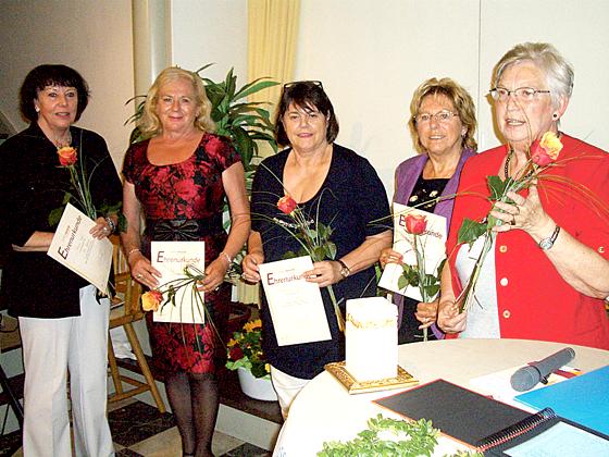 Karin Utz, Monika Zeitler, Roswitha Lautner, Christine Auer und Rita Maier (v. l.) wurden geehrt.	Foto: VA