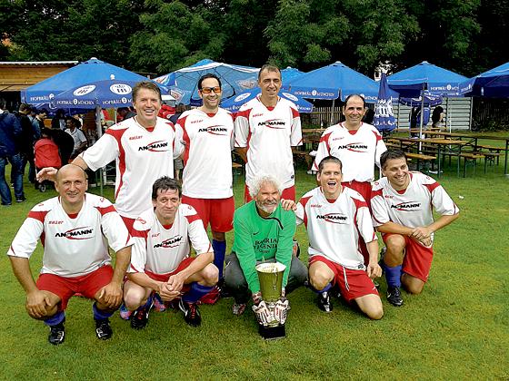 Die strahlende Mannschaft mit dem Pokal nach dem Gewinn des Turniers.	Foto: VA