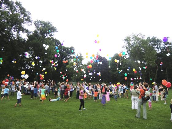 Zum Abschluss des gelungenen Jubiläumsfestes veranstaltete der Integrationskindergarten einen Luftballonwettbewerb. 	Foto: VA