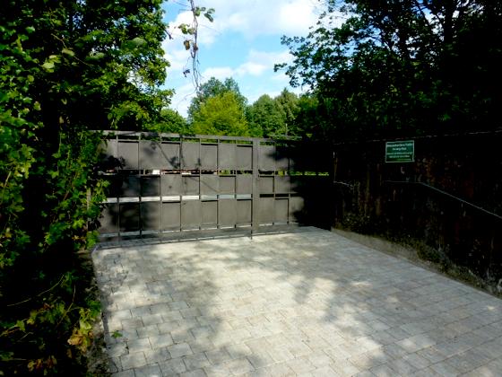 Durch das Haupttor des Glonner Waldfriedhofs ist jetzt ein barrierefreier Zugang möglich.	Gemeinde