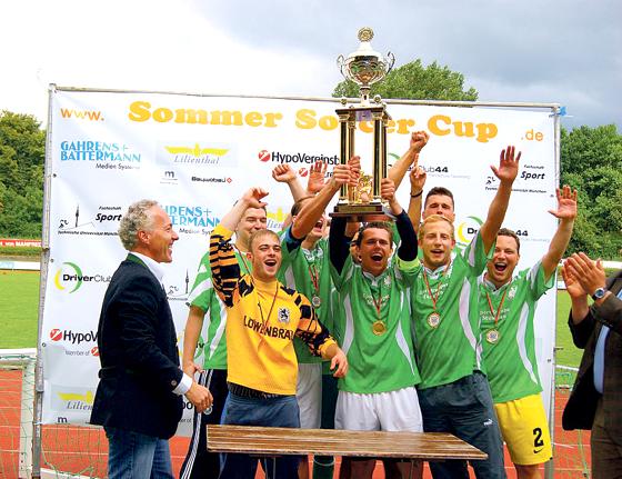 Das Team »Munich Nightmares« nahm den Pokal von Bürgermeister Günter Heyland entgegen.	Foto: VA
