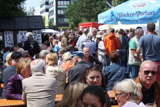 Obwohl weit mehr Besucher kamen als erwartet, blieb das Martinsrieder Dorffest urgemütlich.  Foto: VA