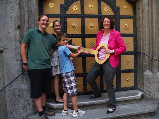 Bürgermeisterin Christine Strobl übergibt den Stadtschlüssel an die begeisterten Mini-Münchner Rafael, Miriam und Tizian. Foto: sh